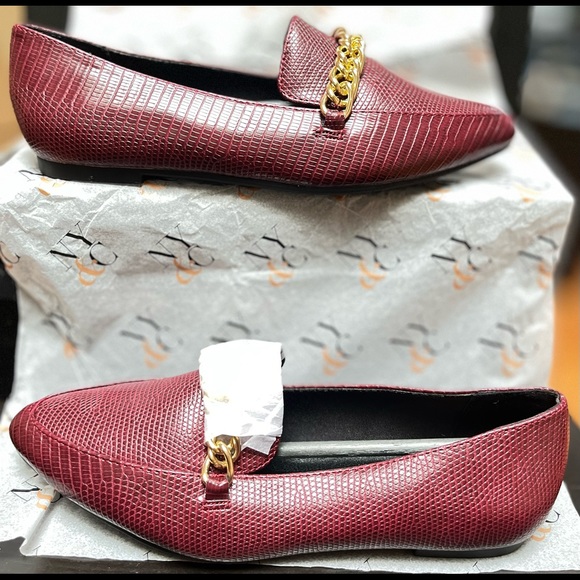 NWT | NY&Co. burgundy loafers with gold coloured chain buckle - Picture 6 of 14